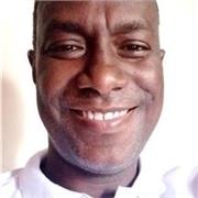 Profesor de sociales clases a todos los niños de diferentes edades